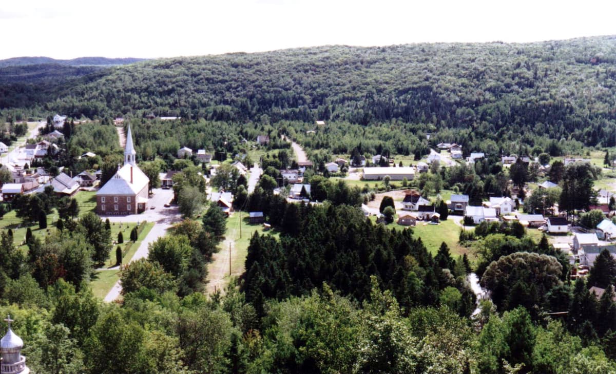 Saint-Élie-de-Caxton skyline
